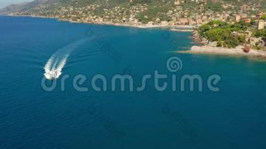 一艘小型游轮正从意大利热那亚附近的卡莫格利的利古里亚海港<strong>启航</strong>。 一艘摩托艇回来了